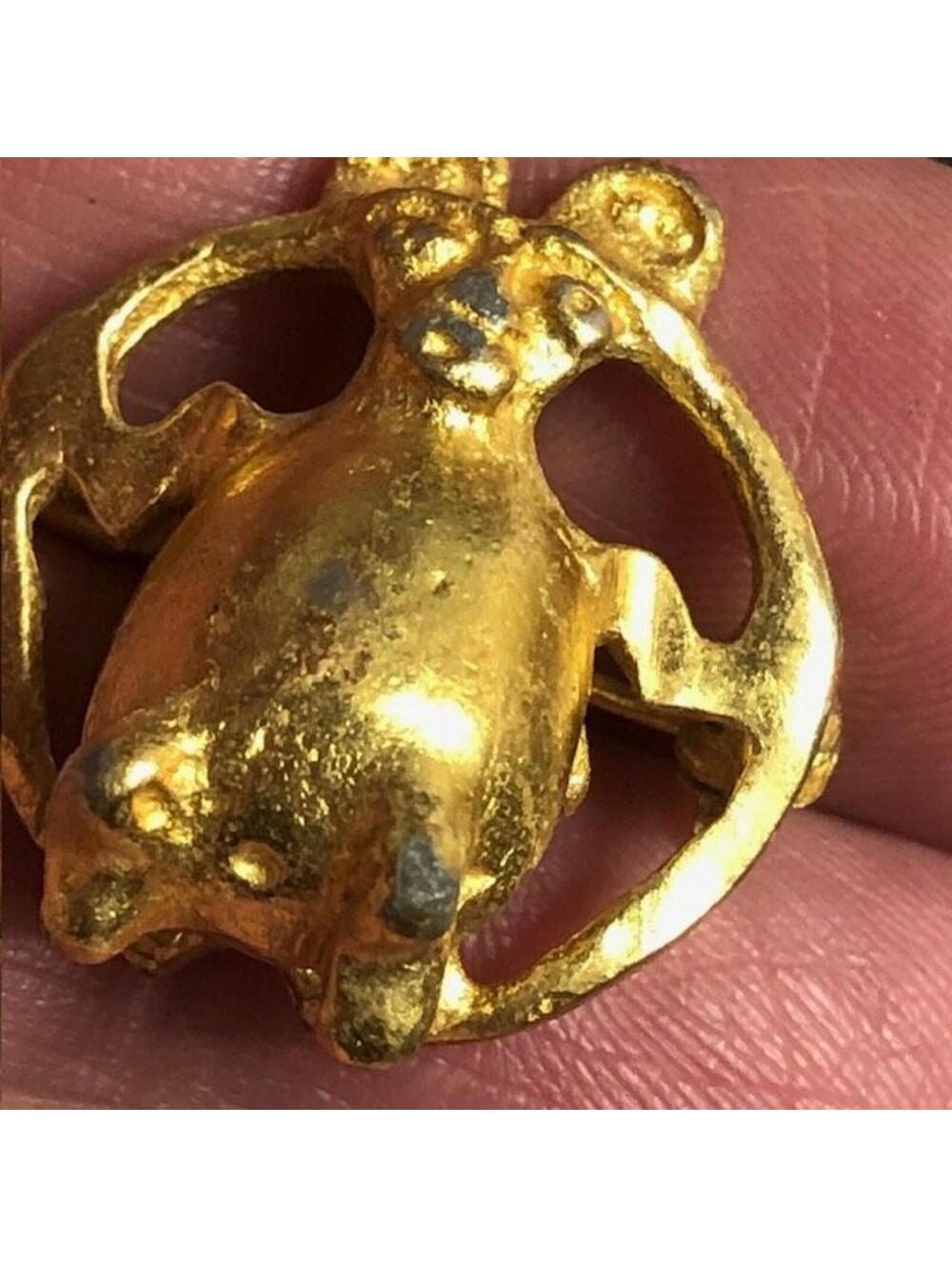 B810 Alva Studios Replica Fat man gold tone brooch *wear